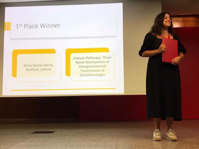 Image of Alicia García Sierra receiving the ECSR Prize for best PhD thesis