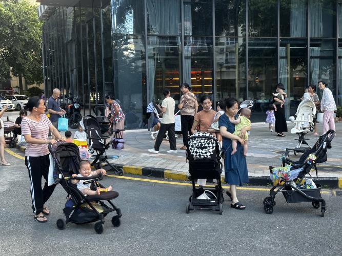 Image of women with pushchairs in Shenzhen, China
