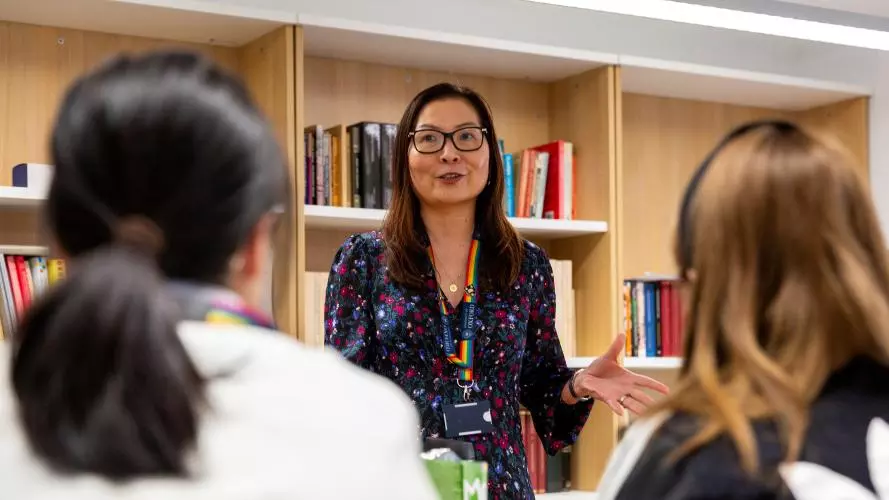 Image of Professor Man-Yee Kan teaching a seminar to two students