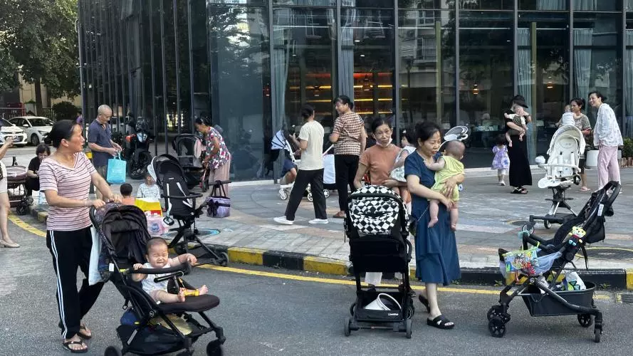 Image of women with pushchairs in Shenzhen, China