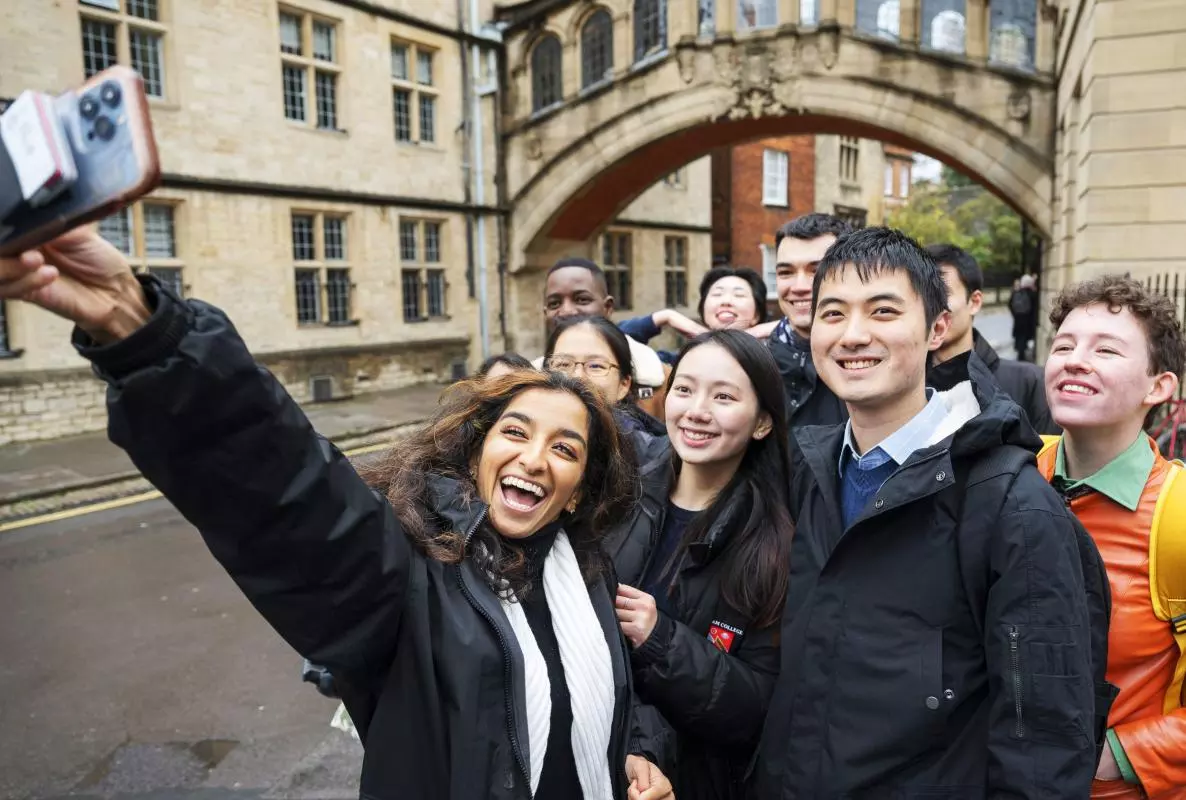 Image of a group of students taking a selfie in front of the Bridge of Sighs