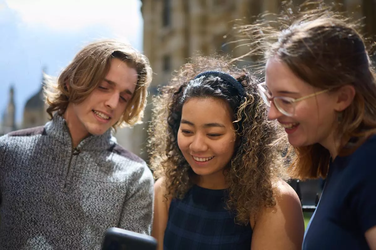 Image of three students in front of the Radcliffe Camera 